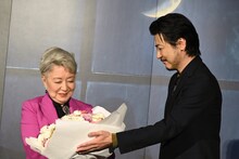 草笛光子（左）に花束を渡す玉山鉄二（右）。