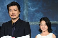 左から玉山鉄二、真木ことか。