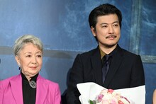 左から草笛光子、玉山鉄二。