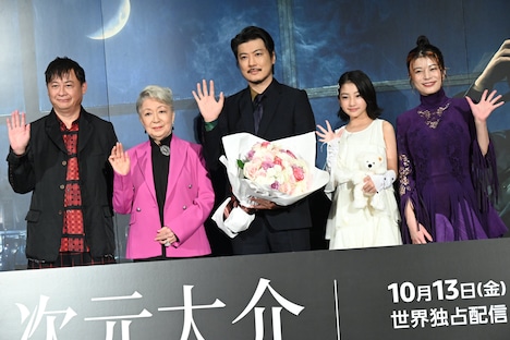 Amazon Original映画「次元大介」ワールドプレミアの様子。左から橋本一、草笛光子、玉山鉄二、真木ことか、さとうほなみ。