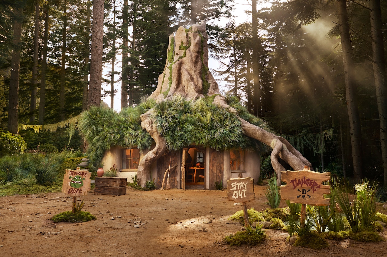 シュレックが暮らす沼＆家がAirbnbに登場、“耳垢”でできたキャンドルの灯を用意