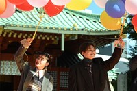 バルーンを手にするセントチヒロ・チッチ（左）と花村想太（右）。