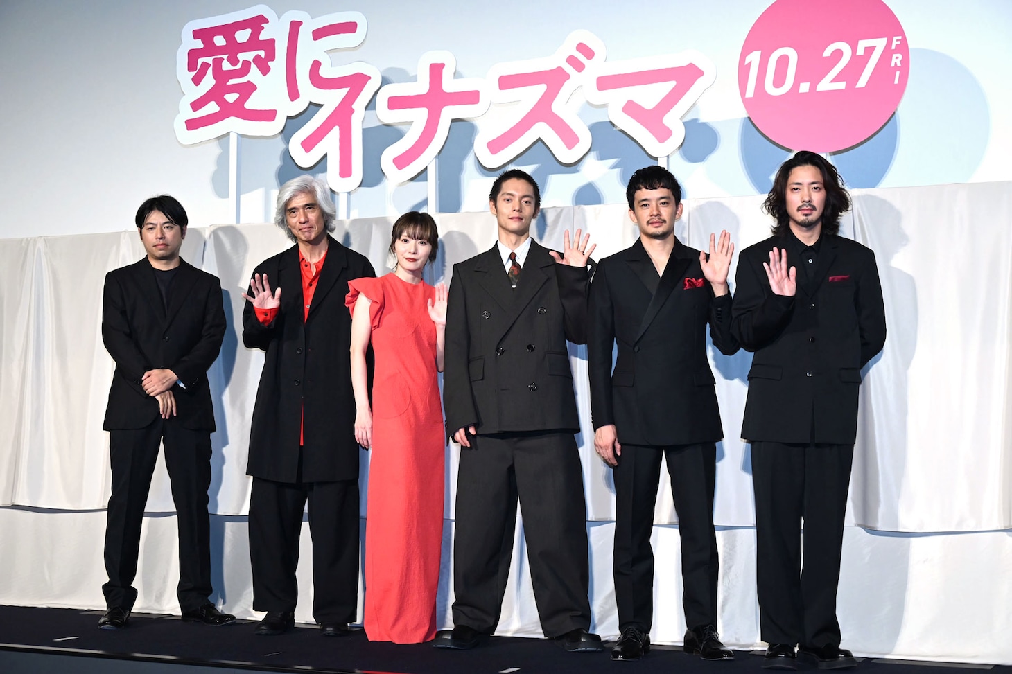 「愛にイナズマ」完成披露上映会にて、左から石井裕也、佐藤浩市、松岡茉優、窪田正孝、池松壮亮、若葉竜也。