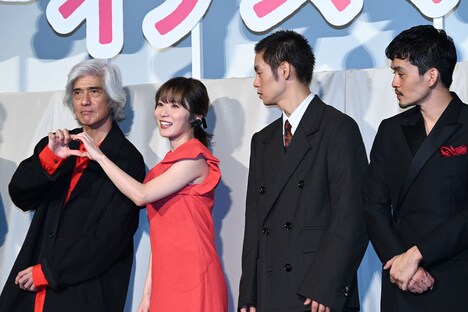 カメラマンからハートポーズをリクエストされ、即座にポーズを決める松岡茉優（中央左）と、戸惑う窪田正孝（中央右）、池松壮亮（右）。