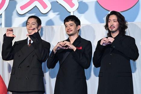 カメラマンのリクエストでハートポーズを決める窪田正孝（左）、池松壮亮（中央）、若葉竜也（右）。