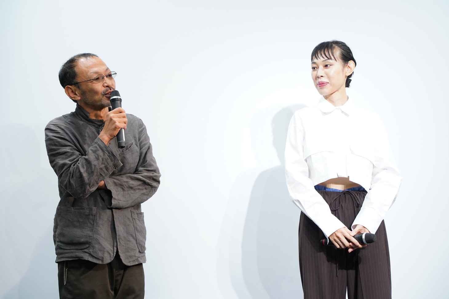 左から越川道夫、河野知美。