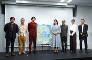 「第1回 Cinema at Sea - 沖縄環太平洋国際フィルムフェスティバル」記者会見の様子。左から黄インイク、砂入博史、尚玄、東盛あいか、越川道夫、河野知美、上原輝樹。