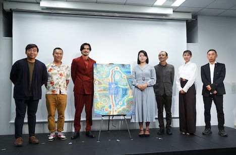 「第1回 Cinema at Sea - 沖縄環太平洋国際フィルムフェスティバル」記者会見の様子。左から黄インイク、砂入博史、尚玄、東盛あいか、越川道夫、河野知美、上原輝樹。