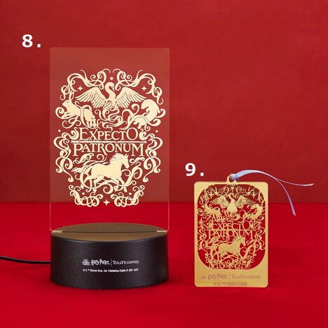 タリーズ オンラインストア・赤坂店限定アイテム。左からライト付き アクリルスタンド（税込2680円）、エッチングしおり（税込1300円）。