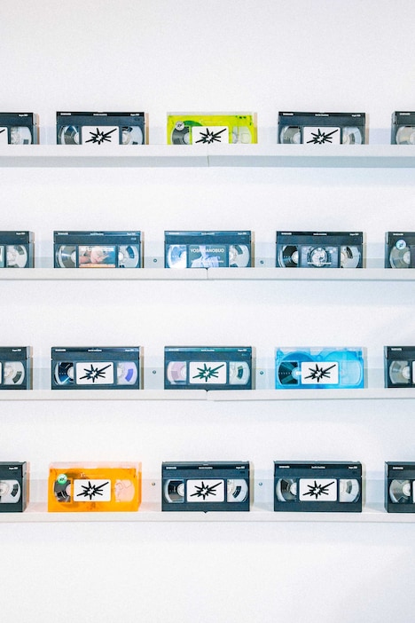 VHS喫茶「TAN PEN TON」の店内に飾られたVHSの一部（イメージ）。