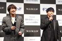 浮所飛貴（左）の人たらしぶりを暴露し、「皆さん気を付けて！」と注意喚起をする増田貴久（右）。