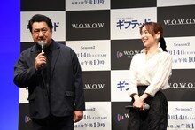 最初の挨拶でうっかり噛んだ小手伸也（左）を見てほほえむ泉里香（右）。