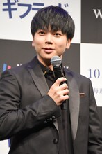 「よく見ると奥二重なんだね」と高橋克典に言われ、目元にぐっと力を入れる増田貴久。