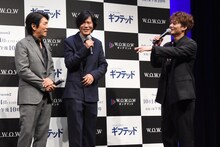 増田貴久や浮所飛貴から私服のセンスを何度もいじられる中山優馬（右）と、彼らのやりとりを見守る高橋克典（左）、田辺誠一（中央）。