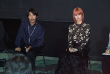 第28回釜山国際映画祭で行われた「熱のあとに」のQ&Aの様子。左から山本英、橋本愛。
