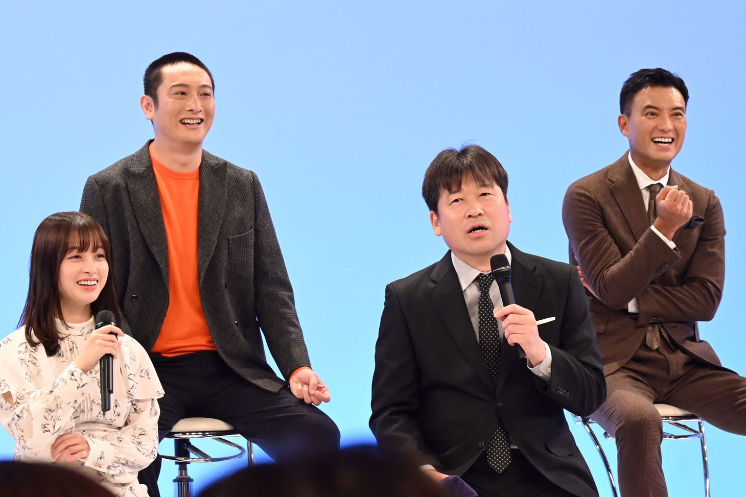 左から橋本環奈、JP、佐藤二朗、徳重聡。