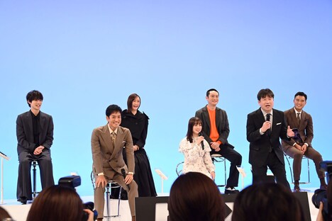 最初の挨拶から会見を盛り上げた佐藤二朗（前列右）。