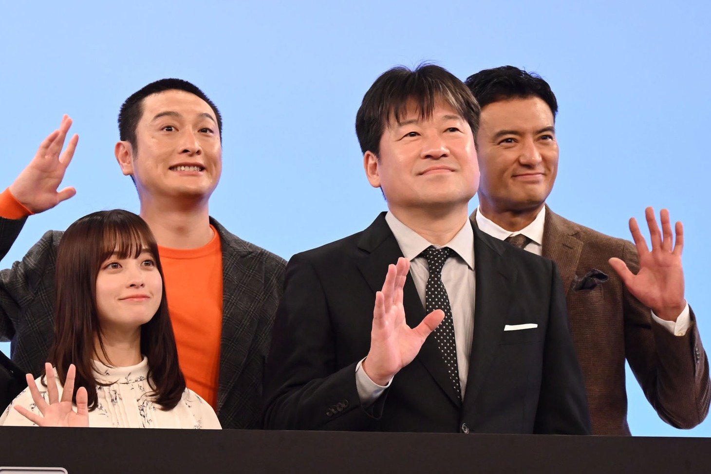 左から橋本環奈、JP、佐藤二朗、徳重聡。
