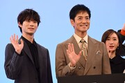 左から前田拳太郎、沢村一樹、松本まりか。