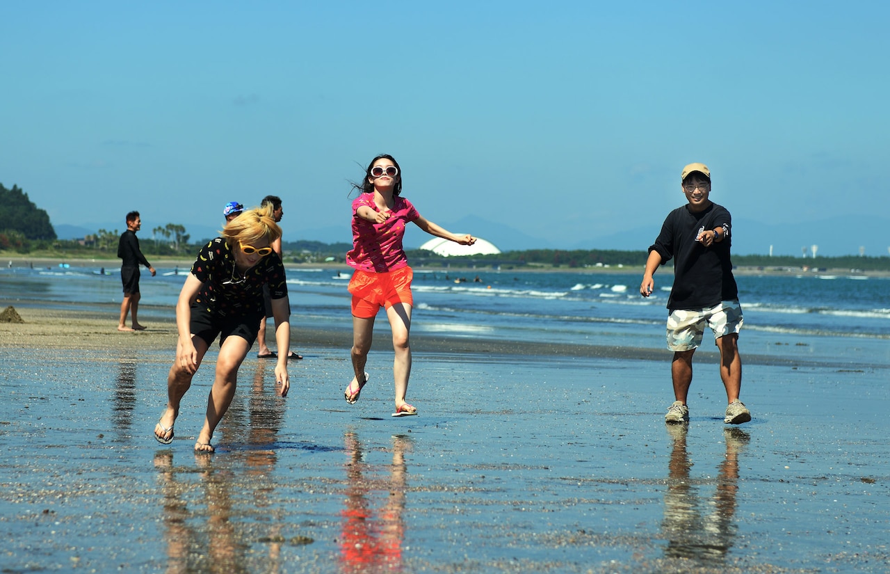 「ベイビーわるきゅーれ」第3弾が決定、宮崎県で撮影中！ちさと＆まひろにまた会える