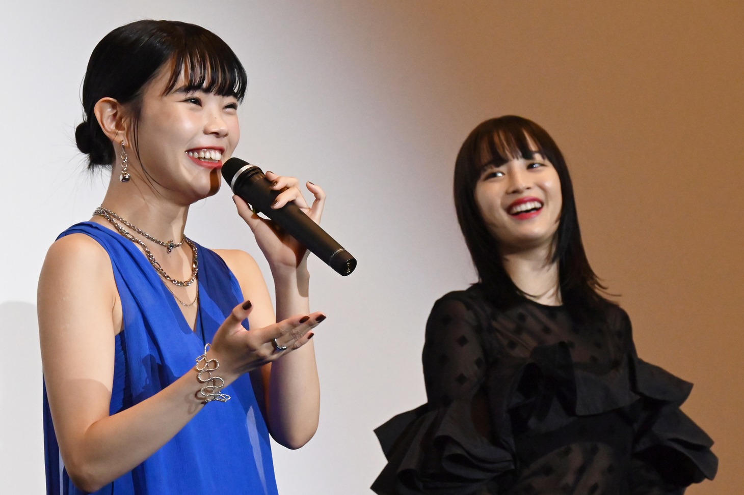 アイナ・ジ・エンド（左）と広瀬すず（右）。