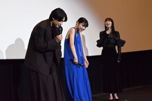 夏彦の背中の丸まり具合を表現する松村北斗（左）。