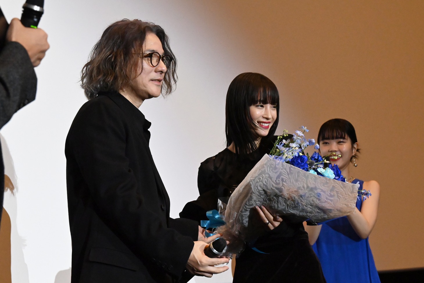 左から岩井俊二、広瀬すず。