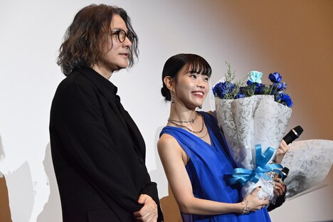 左から岩井俊二、アイナ・ジ・エンド。