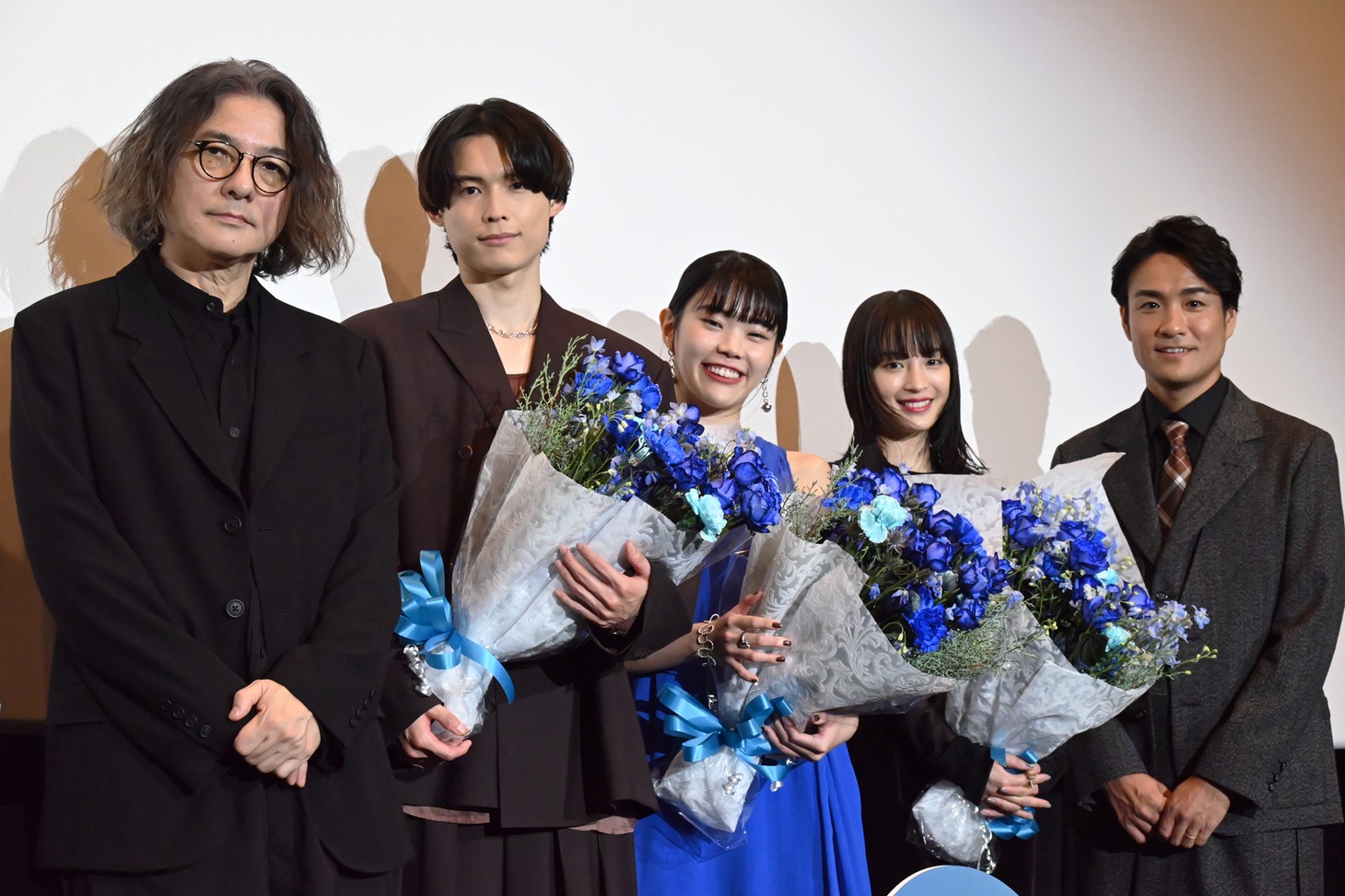 「キリエのうた」公開記念舞台挨拶の様子。左から岩井俊二、松村北斗、アイナ・ジ・エンド、広瀬すず、笠原秀幸。