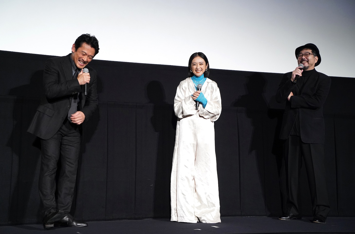 左から内野聖陽、安達祐実、塩田明彦。