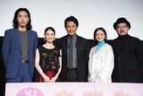 映画「春画先生」公開記念舞台挨拶の様子。左から柄本佑、北香那、内野聖陽、安達祐実、塩田明彦。