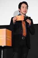 観客から寄せられた“親子の自白”を読み上げる浅利陽介。