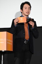 観客から寄せられた“親子の自白”を読み上げる浅利陽介。