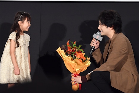 花束を贈呈した佐藤恋和（左）に感謝を伝える中島健人（右）。