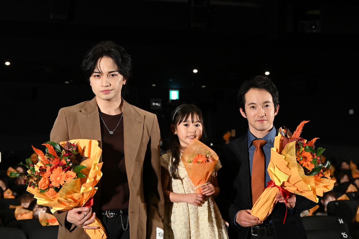 左から中島健人、佐藤恋和、浅利陽介。