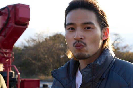 「OUT」公式ビジュアルブックより、水上恒司のオフショット。