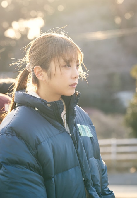 「OUT」公式ビジュアルブックより、与田祐希のオフショット。