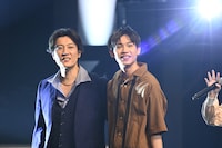 左から俊藤光利、佐藤瑠雅。