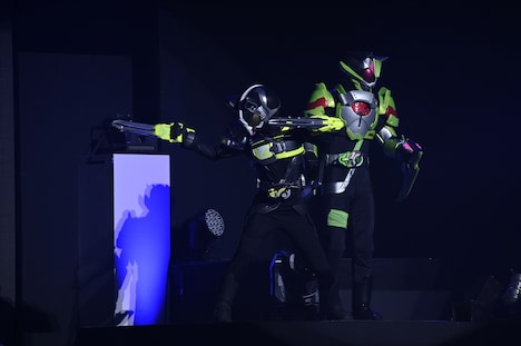 仮面ライダーハクビ(左)と仮面ライダータイクーン(右)の共闘シーン。