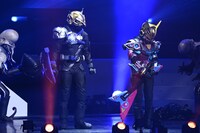 仮面ライダーギャーゴ（左）と仮面ライダーナーゴ（右）の共闘シーン。