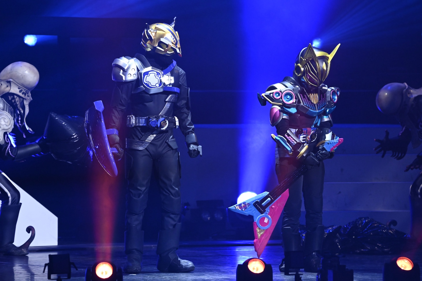 仮面ライダーギャーゴ（左）と仮面ライダーナーゴ（右）の共闘シーン。