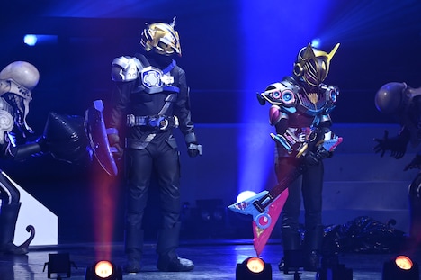 仮面ライダーギャーゴ(左)と仮面ライダーナーゴ(右)の共闘シーン。