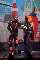 左から“ご当地ギーツ”と、仮面ライダーパンクジャック。