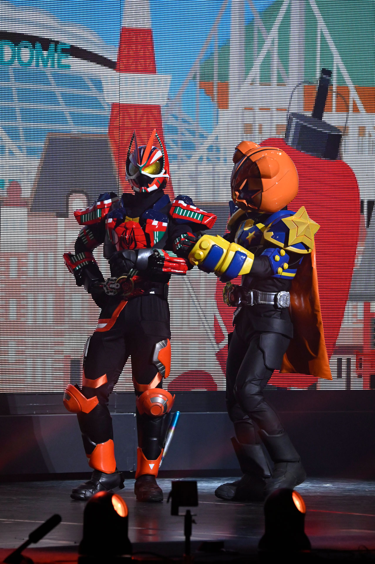 左から“ご当地ギーツ”と、仮面ライダーパンクジャック。