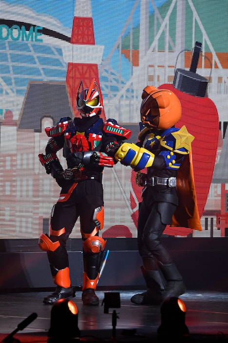 左から“ご当地ギーツ”と、仮面ライダーパンクジャック。