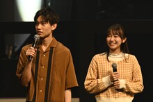 左から佐藤瑠雅、志田音々。