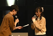 志田音々（右）から手紙を受け取る佐藤瑠雅（左）。