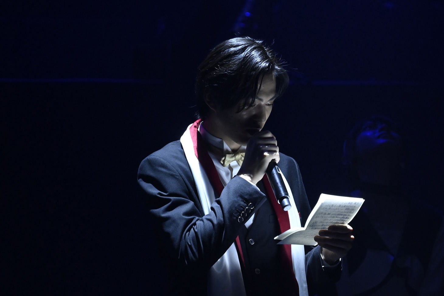 手紙を読む簡秀吉。