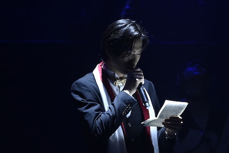 手紙を読む簡秀吉。