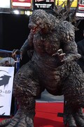 ゴジラの立像。